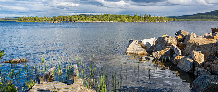 El lago Inari en verano