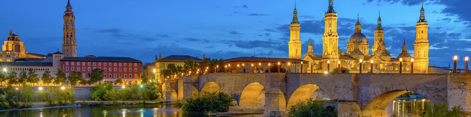 Vista nocturna de la Basílica del Pilar, Zaragoza Zaragoza, Aragón