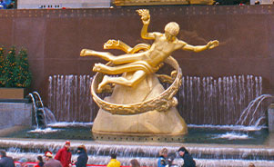 Escultura de Prometeo en la Plaza Sunken Garden