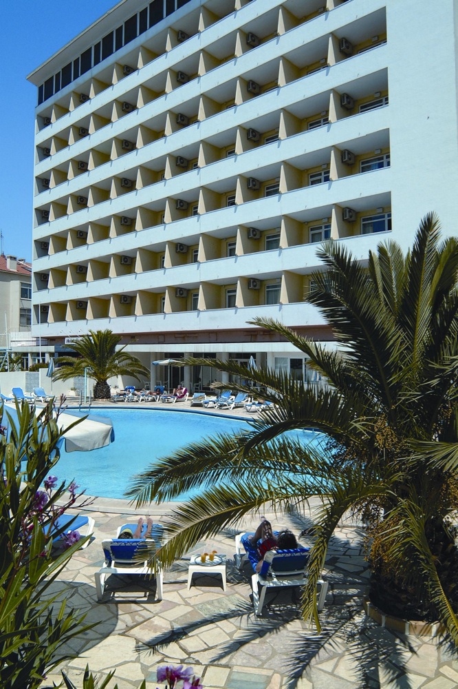 Carcavelos Beach Hotel