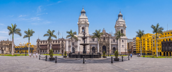 Vista panorámica de la Catedral de Lima y la Plaza Mayor, Perú