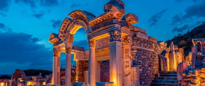 Ruinas iluminadas del templo de Adriano en Éfeso al anochecer