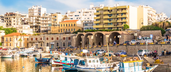 Puerto de Heraclión con barcos y edificios junto al mar
