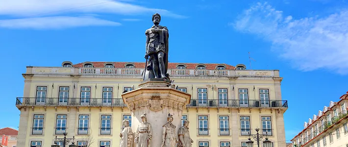Estatua en la Plaza Luís de Camões en el barrio de Chiado, Lisboa