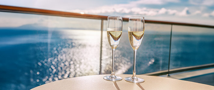 Experiencias exclusivas en cruceros románticos: brindis con vistas al mar