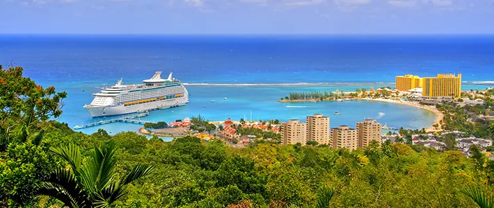 Vista panorámica de Ocho Ríos, Jamaica, con un crucero atracado en la bahía, aguas turquesas y vegetación tropical