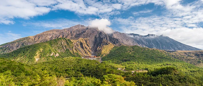 Volcán Sakurajima en Kagoshima rodeado de naturaleza durante un crucero por Japón en otoño
