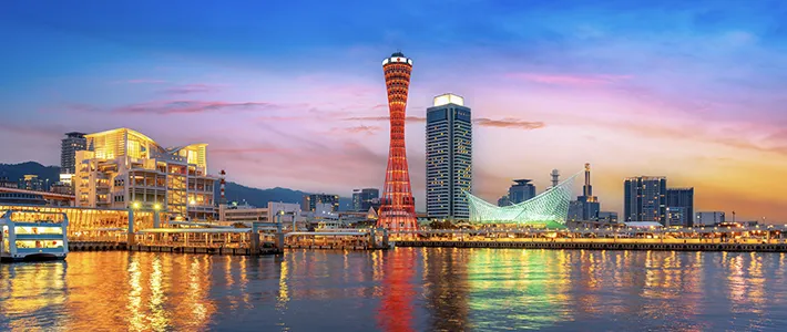 Skyline de Kobe al atardecer con la torre Kobe Port Tower junto al puerto