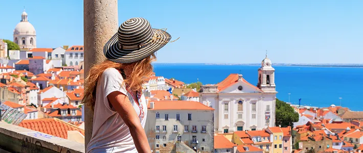 Vista del Mirador de Santa Lucía en Lisboa con el barrio de Alfama y el río Tajo al fondo