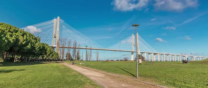 Parque de las Naciones de Lisboa con vistas al Puente Vasco da Gama sobre el río Tajo
