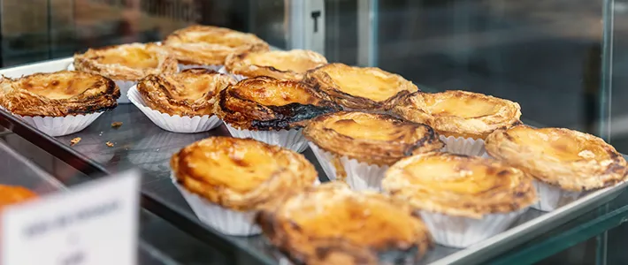 Pastéis de Belém servidos en la histórica pastelería de Belém, uno de los dulces más típicos de Lisboa