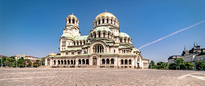 Catedral de San Alejandro Nevski en Sofía con cúpulas doradas., Bulgaria