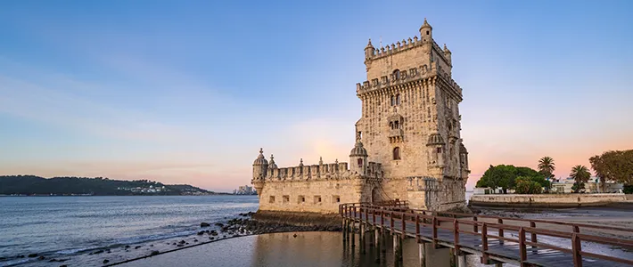 Torre de Belém en Lisboa junto al río Tajo, uno de los monumentos más emblemáticos de Portugal