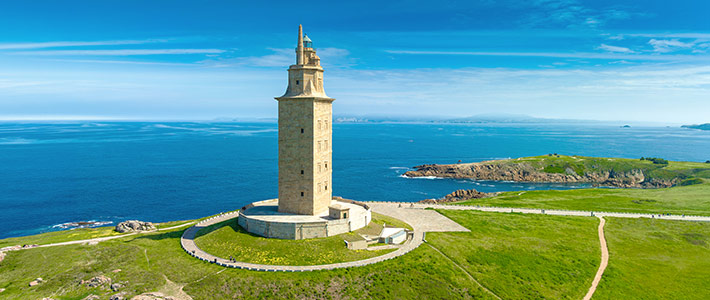 Vista de la Torre de Hércules, en A Coruña, con el mar de fondo