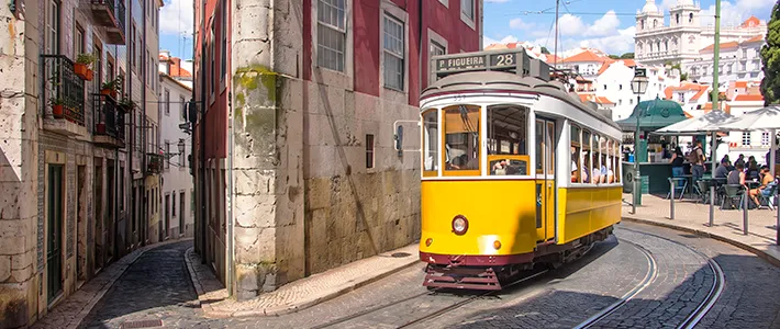 Tranvía 28 recorriendo una calle del centro histórico de Lisboa