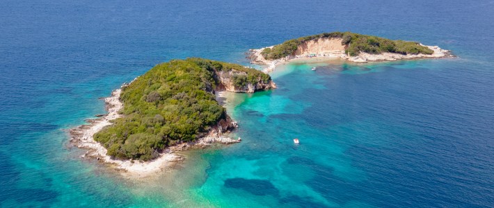 Islas gemelas de Ksamil con aguas turquesas y vegetación en Albania