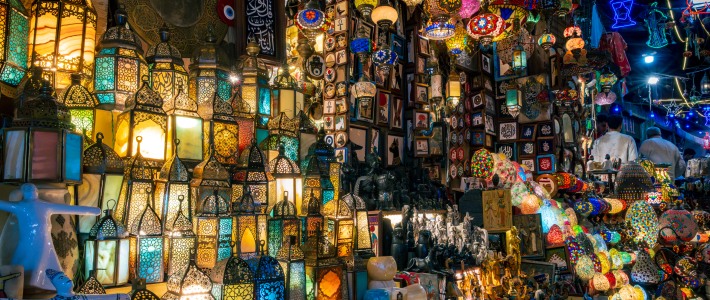 Bazar Khan El-Khalili con tiendas y callejones tradicionales en El Cairo