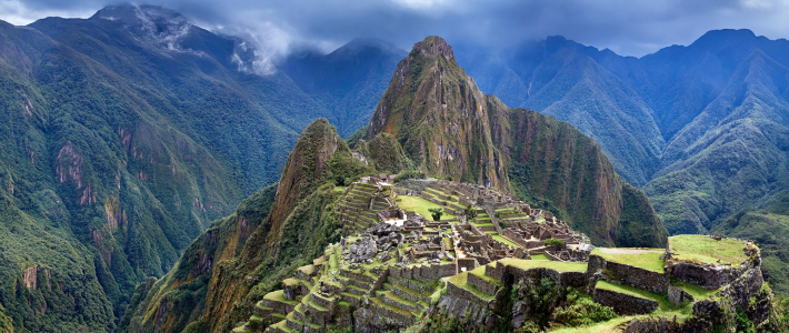 Vista panorámica de Machu Picchu con sus terrazas, templos y montañas andinas. Perú