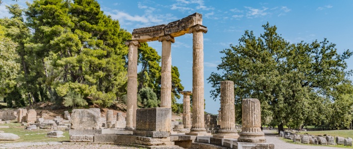 Ruinas iluminadas del templo de Adriano en Éfeso al anochecer