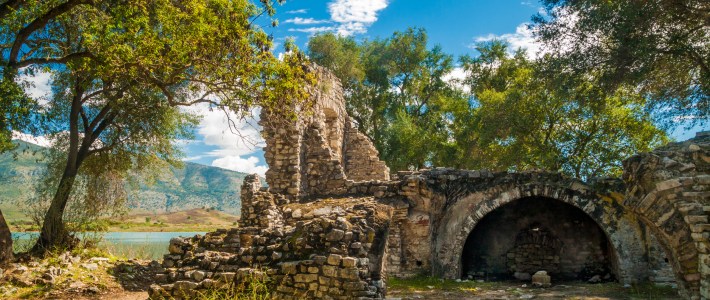 Ruinas de Butrinto rodeadas de naturaleza junto al lago en Albania