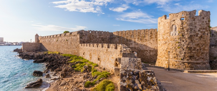 Murallas medievales de Rodas junto al mar