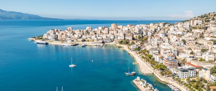 Ciudad costera de Sarandë en Albania con paseo marítimo y mar Jónico