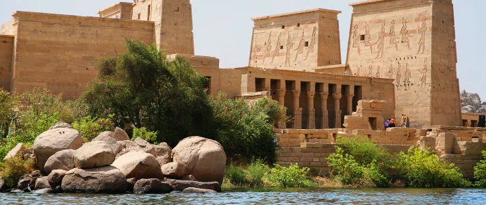 Vista panorámica del Templo de Philae dedicado a la diosa Isis rodeado por las aguas del río Nilo en la isla de Agilkia, Egipto
