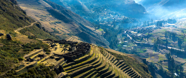 Terrazas agrícolas incas en el Valle Sagrado de los Incas rodeadas de montañas andinas cerca de Cuzco, Perú