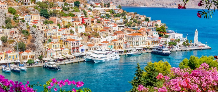 Puerto de Yialos en Symi con casas de colores en la ladera