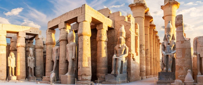 Templo de Luxor con columnas y estatuas del Antiguo Egipto.