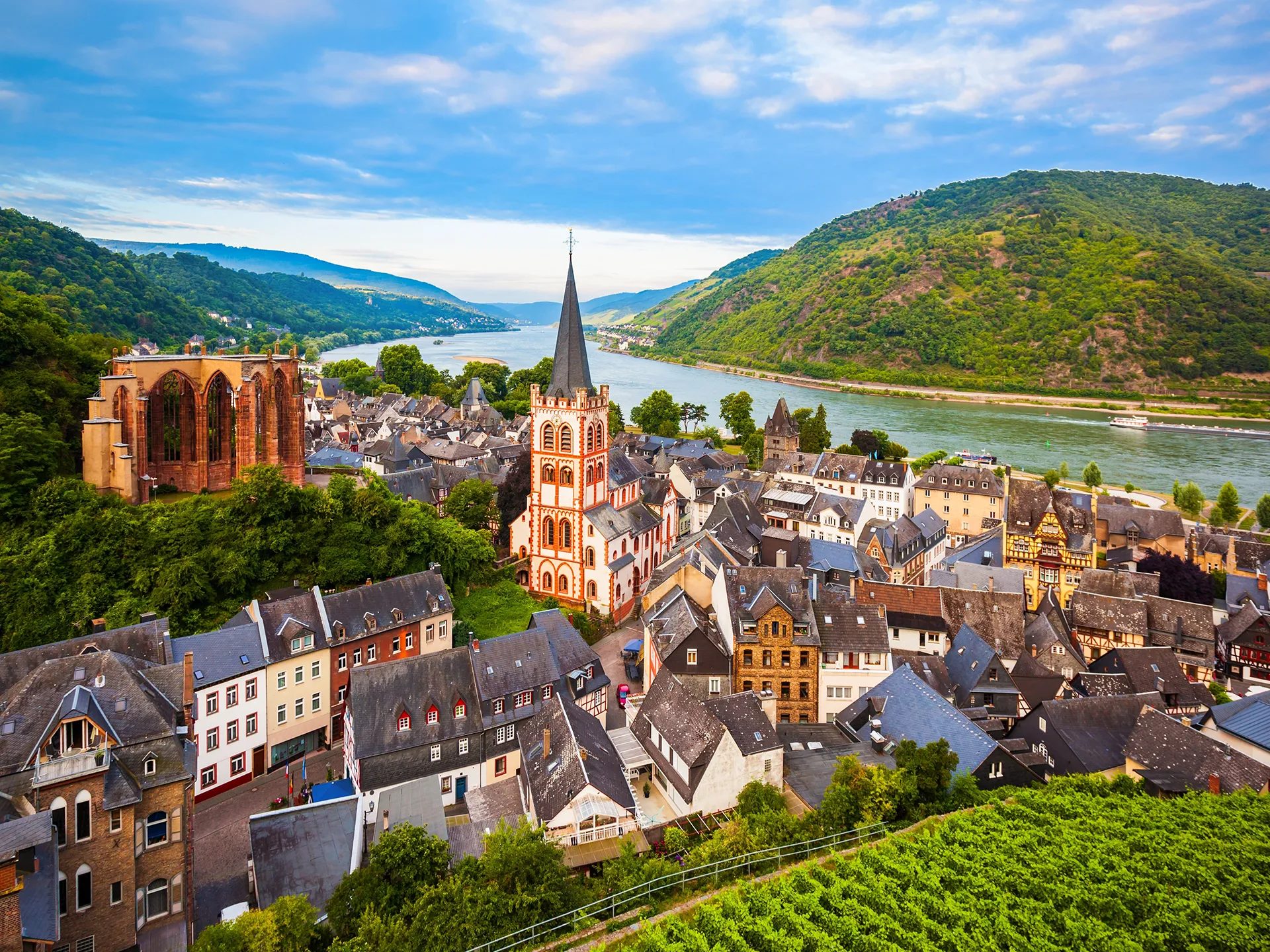 Vista panorámica aérea de Bacharach, junto al río Rin, Alemania