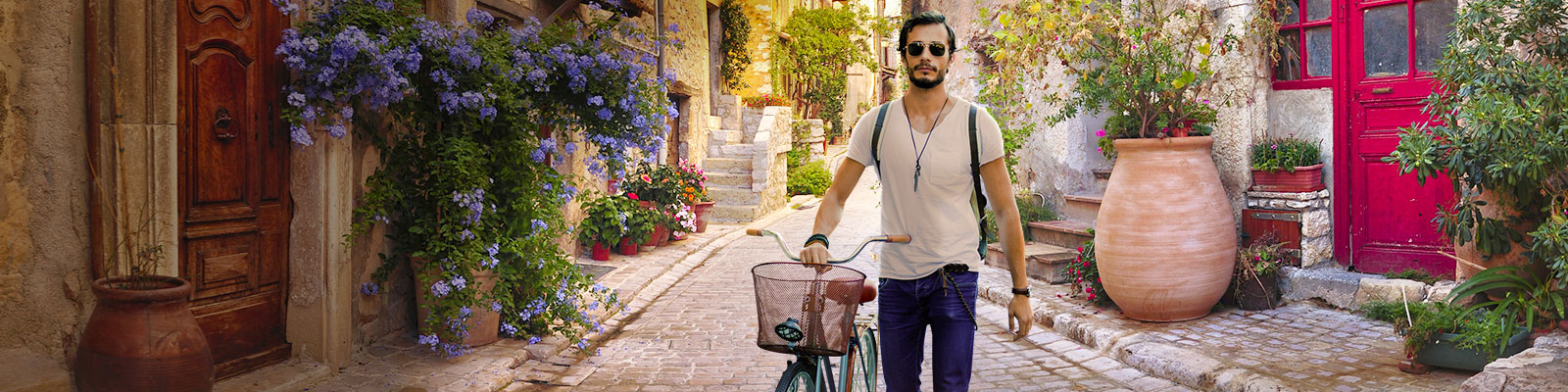 Joven con bicicleta paseando por las callejuelas de Niza