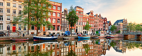 Barcas en un canal de Ámsterdam