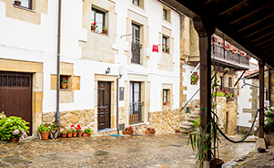 Calle típica de Lastres