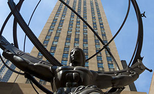 International Building tras la escultura de Atlas