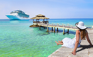 Chica sentada en un embarcadero en el caribe con un crucero de fondo