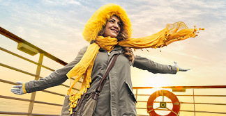 Chica con abrigo en la cubierta de un crucero