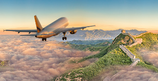 Avión sobrevolando las nubes desde donde emergen monumentos de todo el mundo