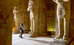Turista en el interior del Templo de Ramsés II en Abu Simbel