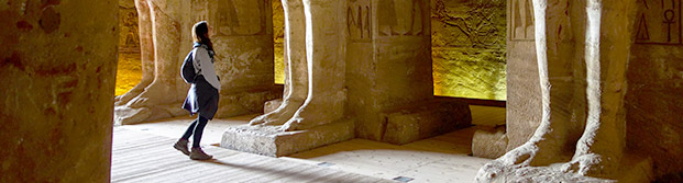 Turista en el interior del Templo de Ramsés II en Abu Simbel