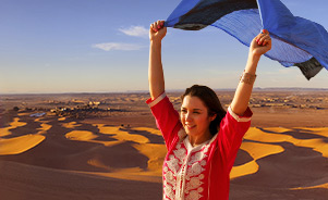 Chica en el Desierto de Sáhara, en Marruecos