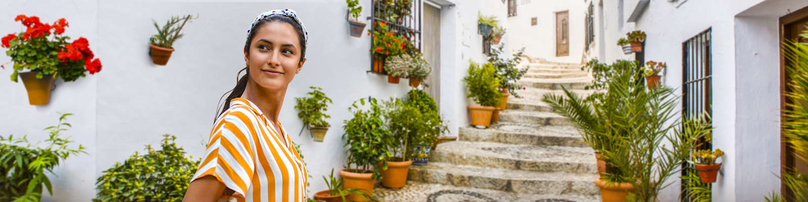 Chica paseando por las callejuelas de un pueblo andaluz