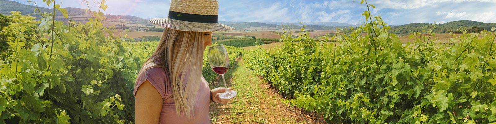 Chica haciendo una cata en un viñedo de La Rioja