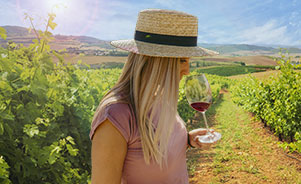 Chica haciendo una cata en un viñedo de La Rioja