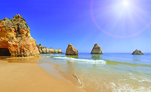 Sol en la playa Tres Hermanos en Algarve