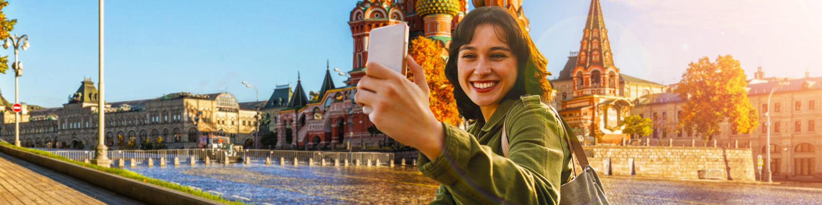 Chica haciéndose un selfie ante San Basilio, en Moscú