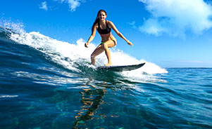 Chica haciendo surf